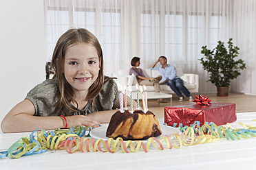 Herzlichen Glückwunsch zum Geburtstag für ein junges Mädchen in München, umgeben von ihren liebenden Eltern und einem leckeren Kuchen - SKF000667