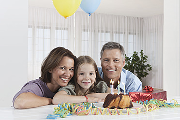 Glückliche Familie in München feiert einen Geburtstag mit großem Lächeln und einem schönen Porträt - SKF000671