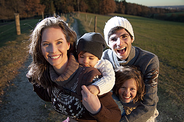 Eine glückliche bayerische Familie genießt einen Tag voller Spaß und Lächeln in Deutschland - MAEF004014