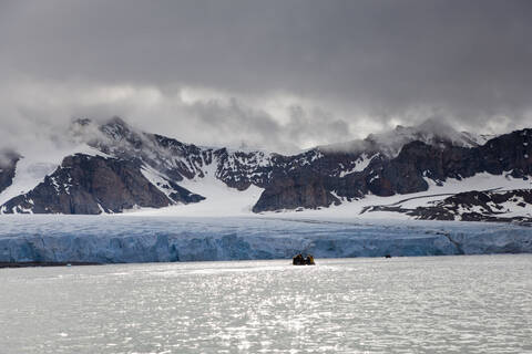Zodiacboot in der Nähe eines Gletschers in der atemberaubenden Region Spitzbergen auf Spitzbergen, Norwegen, in Europa, lizenzfreies Stockfoto
