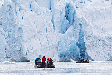 Zodiacboot in der Nähe eines Gletschers in den wunderschönen Gewässern von Spitzbergen, Svalbard, Norwegen, Europa - FOF003728