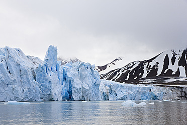 Blick auf einen Gletscher, der in Spitzbergen, Svalbard, Norwegen, in der arktischen Region Europas, auf das Meer trifft - FOF003729