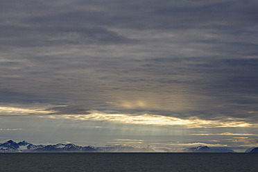 Atemberaubende Aussicht auf die norwegische Insel Spitzbergen mit ihren majestätischen Bergen, Gletschern und dem ruhigen Meer in der Abenddämmerung - FOF003736