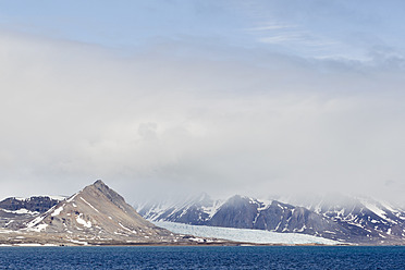 Blick auf die majestätischen Berge Spitzbergens in Svalbard, Norwegen, mit Blick auf das Nordpolarmeer - FOF003737