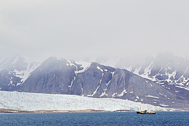 Blick auf die majestätischen Berge und das Nordpolarmeer in Spitzbergen, Svalbard, Norwegen, in Europa gelegen - FOF003738