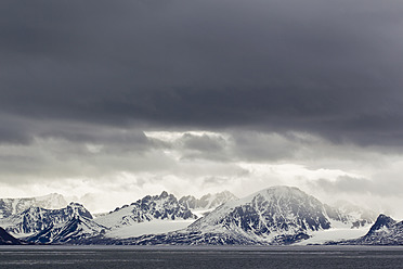 Blick auf majestätische Berge und das Nordpolarmeer in Spitzbergen, Svalbard, Norwegen, das die Schönheit der nördlichsten Region Europas zeigt - FOF003739