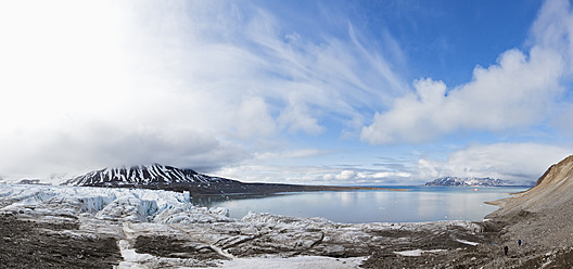 Blick auf die majestätischen Berge Spitzbergens, Svalbard, Norwegen, mit dem Arktischen Ozean im Hintergrund - FOF003740