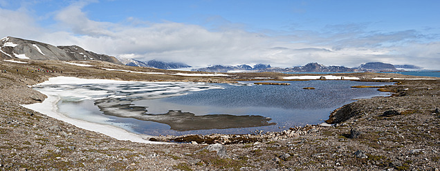 Blick auf majestätische Berge und das Nordpolarmeer in Spitzbergen, Svalbard, Norwegen, das die Schönheit der nördlichsten Region Europas zeigt - FOF003742