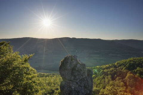 Blick auf einen sonnenverwöhnten Berg in der Fränkischen Schweiz, Bayern, Deutschland, lizenzfreies Stockfoto