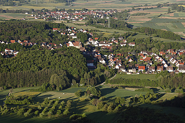 Blick auf das Dorf und das Schloss Wiesenthau in der Fränkischen Schweiz, Bayern, Deutschland - SIEF001981