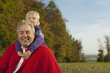 Glücklicher Moment zwischen Großeltern und Enkelkind in der malerischen bayerischen Landschaft in Deutschland - RNF000793