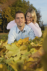 Ein Paar sonnt sich in der Schönheit des bayerischen Herbstes und strahlt in einem malerischen Porträt Freude und Zufriedenheit aus - RNF000828