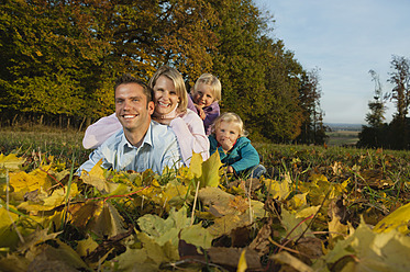 Eine bayerische Familie schwelgt in der Schönheit des Herbstlaubs, festgehalten in einem herzerwärmenden Porträt der reinen Freude - RNF000833