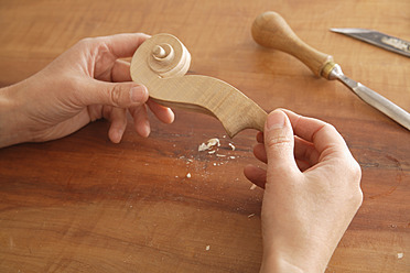 Germany, Upper Bavaria, Schaeftlarn, Violin maker making violin, close up - TCF002140