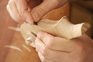 Germany, Upper Bavaria, Schaeftlarn, Violin maker making violin, close up - TCF002143