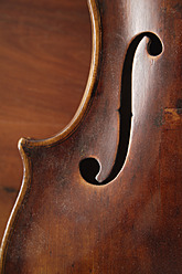 Germany, Upper Bavaria, Schaeftlarn, Violin, close up - TCF002154