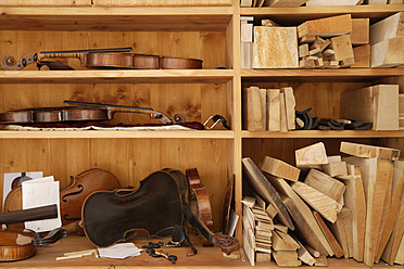 Germany, Upper Bavaria, Schaeftlarn, Violin work tool in studio - TCF002158