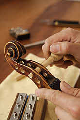 Germany, Upper Bavaria, Schaeftlarn, Violin maker making violin, close up - TCF002160