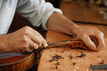 Germany, Upper Bavaria, Schaeftlarn, Violin maker making violin, close up - TCF002168