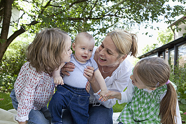 Deutschland, Bayern, München, Familie im Garten, lächelnd - RBF000777