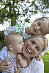 Germany, Bavaria, Munich, Family in garden, smiling - RBF000784