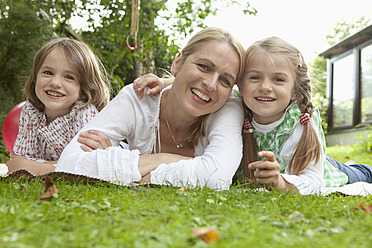 Deutschland, Bayern, München, Familie im Garten, lächelnd - RBF000789