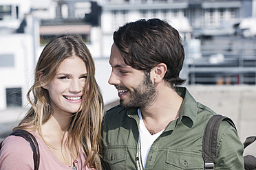 Germany, Cologne, Young couple smiling - FMKF000397