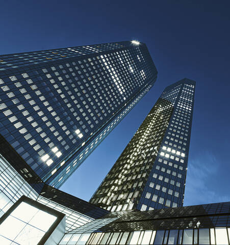 Deutschland, Hessen, Frankfurt, Blick auf das Gebäude der Deutschen Bank bei Nacht, lizenzfreies Stockfoto