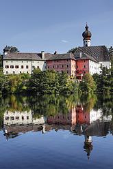 Germany, Bavaria, Upper Bavaria, Rupertiwinkel region, View of buildings with Hoeglwoerther See - SIEF002023