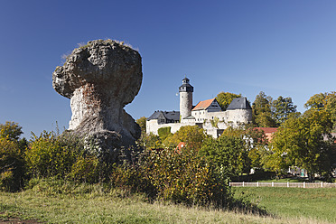 Deutschland, Bayern, Franken, Oberfranken, Fränkische Schweiz, Blick auf Felsformation mit Burg Zwernitz - SIEF002027