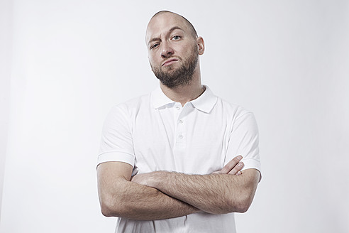 Mid adult man with arms crossed, portrait - RBF000772