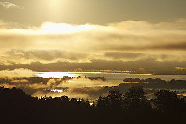 Germany, Bavaria, Upper Bavaria, Chiemgau region, View of morning at Lake Chiemsee - SIEF002047