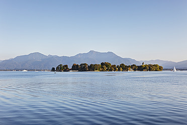 Deutschland, Bayern, Oberbayern, Chiemgau, Blick auf die Insel Frauenchiemsee am Chiemsee - SIEF002042