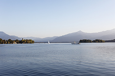 Deutschland, Bayern, Oberbayern, Chiemgau, Blick auf Frauenchiemsee und Krautinsel am Chiemsee - SIEF002041