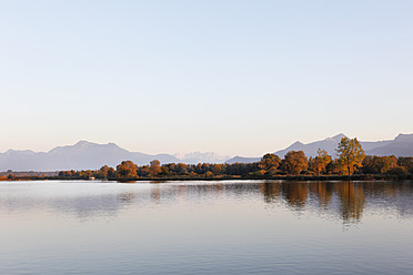 Deutschland, Bayern, Oberbayern, Chiemgau, Blick auf den Chiemsee - SIEF002038