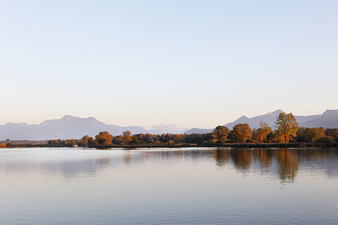 Deutschland, Bayern, Oberbayern, Chiemgau, Blick auf den Chiemsee - SIEF002038