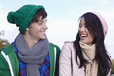 Germany, Cologne, Young couple smiling - RHF000031