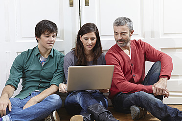 Deutschland, Köln, Mann und Frau mit Laptop - RHF000088