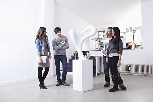 Deutschland, Köln, Mann und Frau stehen in einer Kunstgalerie, lächelnd - RHF000118