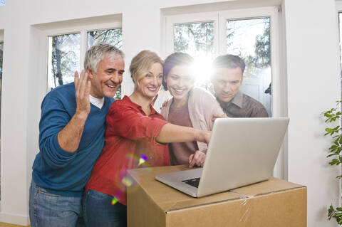 Deutschland, Bayern, Gröbenzell, Mann und Frau mit Laptop, lächelnd, lizenzfreies Stockfoto