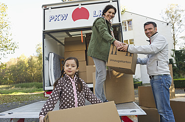 Germany, Bavaria, Grobenzell, Family with cardboard box for moving house - WESTF018228