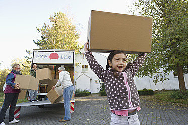 Germany, Bavaria, Grobenzell, Family with cardboard box for moving house - WESTF018232