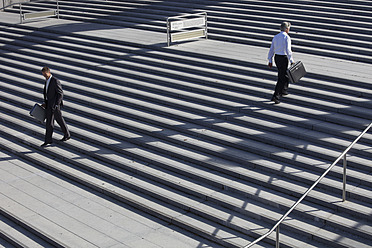 Deutschland, Bayern, München, Ingenieure auf der Treppe mit Aktenkoffer - SKF000750