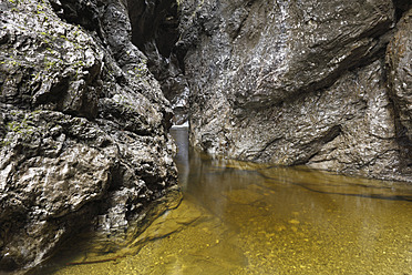 Deutschland, Bayern, Oberbayern, Blick auf Wasser zwischen Felsen - SIEF002053