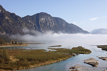 Deutschland, Bayern, Oberbayern, Blick auf Sylvensteinspeicher mit See im Nebel - SIEF002054