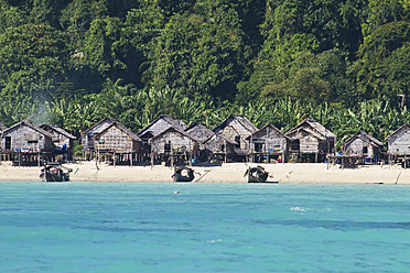 Thailand, Koh Surin, Blick auf Hütte mit Meer - MBEF000225