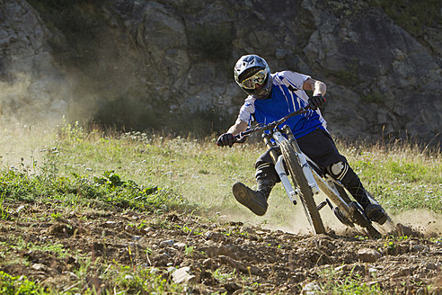 Frankreich, Dauphine, Vaujany, Radfahrer auf Mountainbike - FFF001242