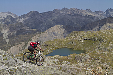 France, Dauphine, Vaujany, Female mountain biker riding bike - FFF001237