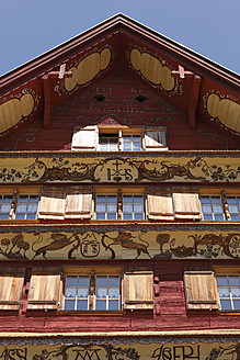 Österreich, Vorarlberg, Blick auf altes Holzhaus - SIEF002062