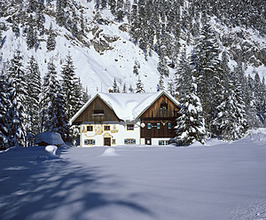 Deutschland, Bayern, Oberbayern, Blick auf Mühlenhaus im Schnee - SIEF002064